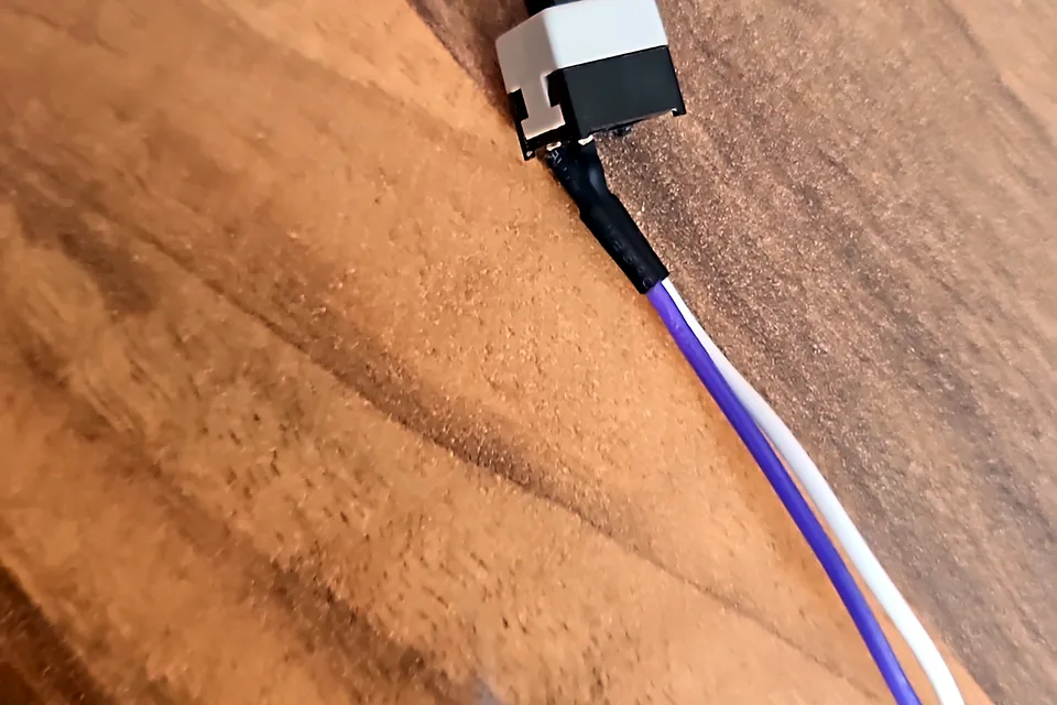 Laptop charging port and power connector prepared for not-charging diagnosis